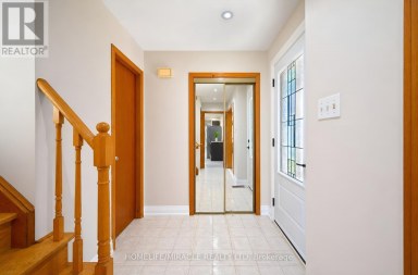 8 LOIRE COURT Toronto (West Humber-Clairville) Ontario photo 5