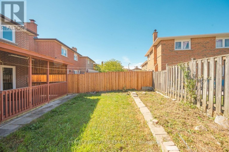 8 LOIRE COURT, Toronto (West Humber-Clairville), Ontario, M9V4Z7