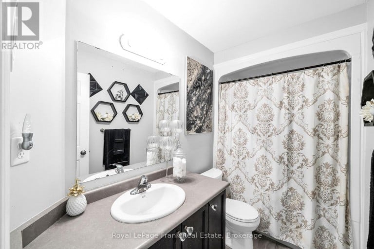 5 MARKHAM TRAIL, Clarington (Bowmanville), Ontario, L1C0S4
