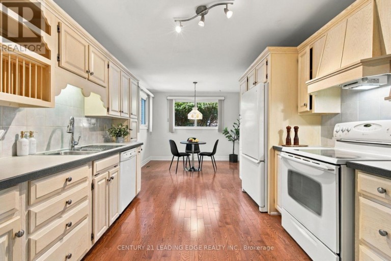 90 PRINGLE AVENUE, Markham (Markham Village), Ontario, L3P3L3