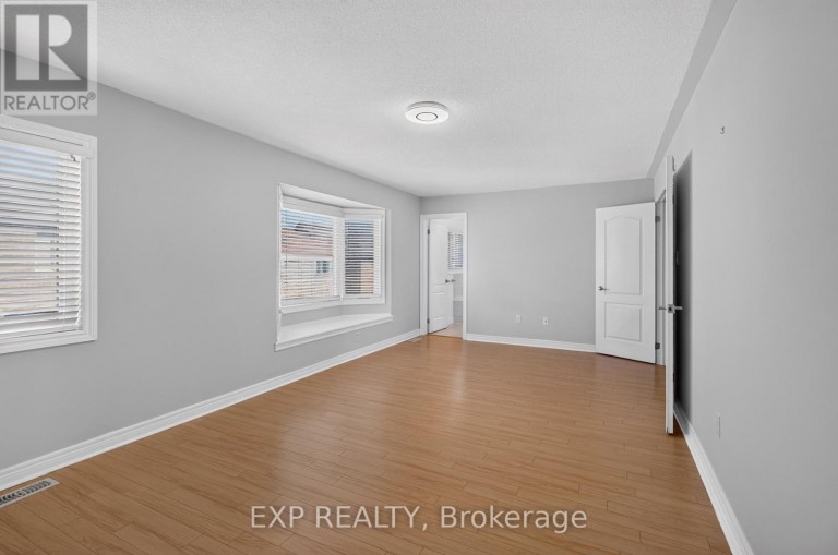 209 WOODSPRING AVENUE, Newmarket (Woodland Hill), Ontario, L3X3J4
