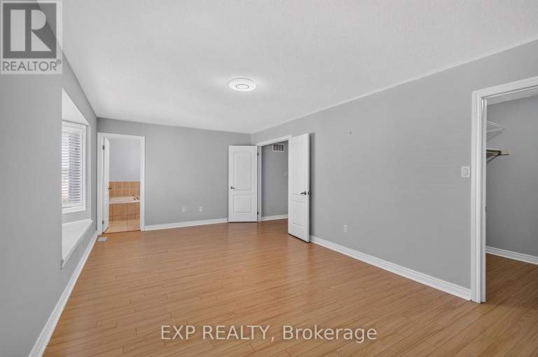 209 WOODSPRING AVENUE, Newmarket (Woodland Hill), Ontario, L3X3J4
