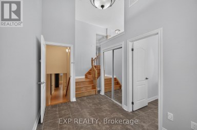 209 WOODSPRING AVENUE Newmarket (Woodland Hill) Ontario photo 3