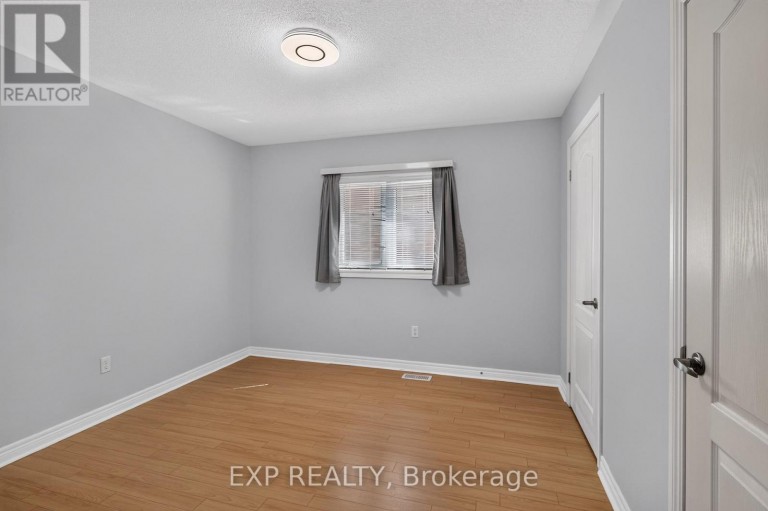 209 WOODSPRING AVENUE, Newmarket (Woodland Hill), Ontario, L3X3J4