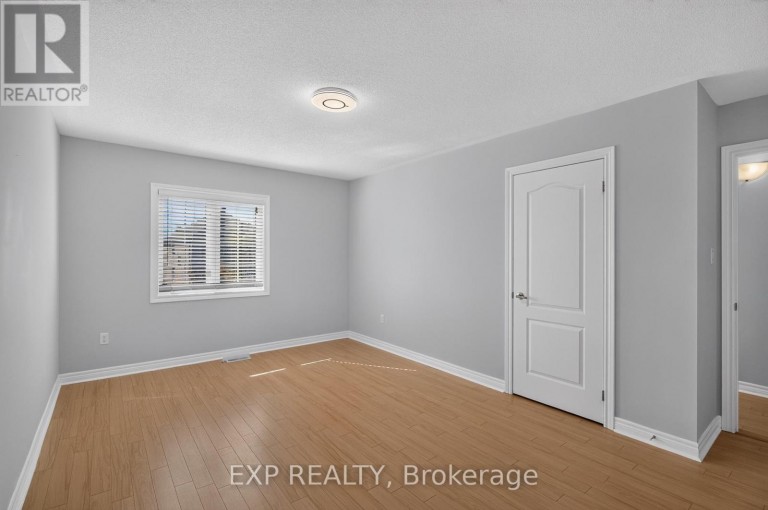 209 WOODSPRING AVENUE, Newmarket (Woodland Hill), Ontario, L3X3J4