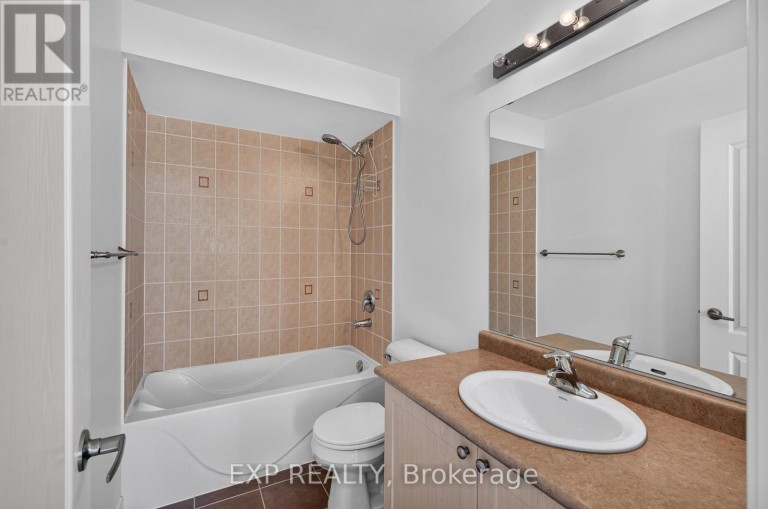 209 WOODSPRING AVENUE, Newmarket (Woodland Hill), Ontario, L3X3J4