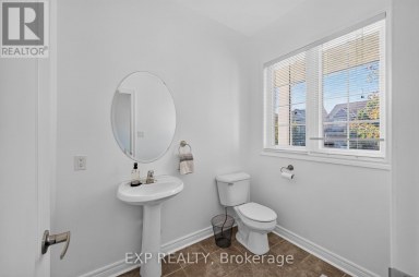 209 WOODSPRING AVENUE Newmarket (Woodland Hill) Ontario photo 5