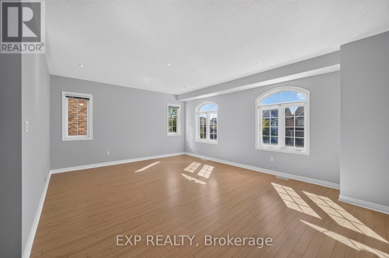 209 WOODSPRING AVENUE, Newmarket (Woodland Hill), Ontario, L3X3J4