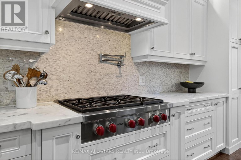 126 HILLVIEW ROAD, Aurora (Aurora Village), Ontario, L4G2M5