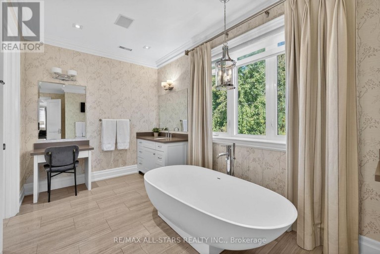 126 HILLVIEW ROAD, Aurora (Aurora Village), Ontario, L4G2M5