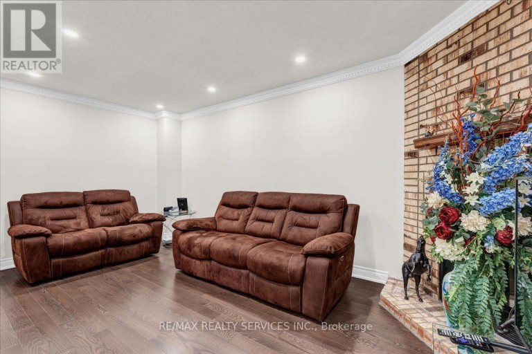 7 DUGGAN DRIVE, Brampton (Fletcher's West), Ontario, L6Y4K8