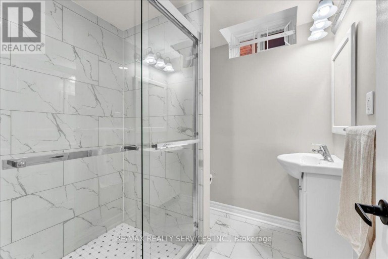 7 DUGGAN DRIVE, Brampton (Fletcher's West), Ontario, L6Y4K8