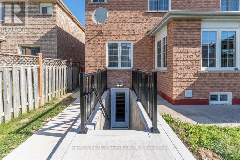 7 DUGGAN DRIVE, Brampton (Fletcher's West), Ontario, L6Y4K8