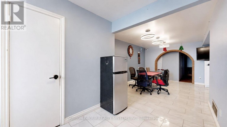 30 CORONADO COURT, Toronto (Humbermede), Ontario, M9M1S7