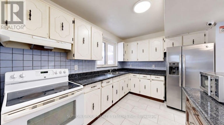 30 CORONADO COURT, Toronto (Humbermede), Ontario, M9M1S7