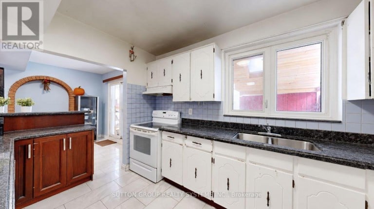 30 CORONADO COURT, Toronto (Humbermede), Ontario, M9M1S7