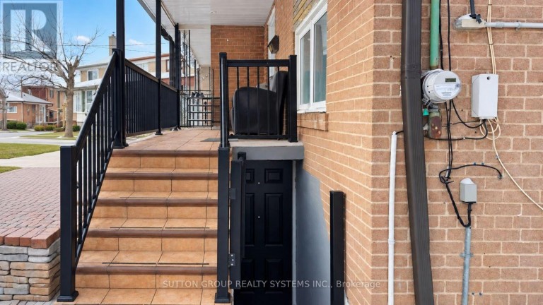 30 CORONADO COURT, Toronto (Humbermede), Ontario, M9M1S7