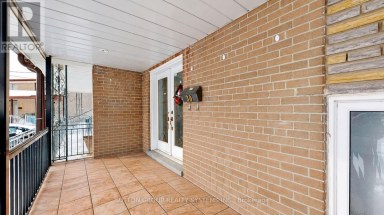 30 CORONADO COURT Toronto (Humbermede) Ontario photo 4