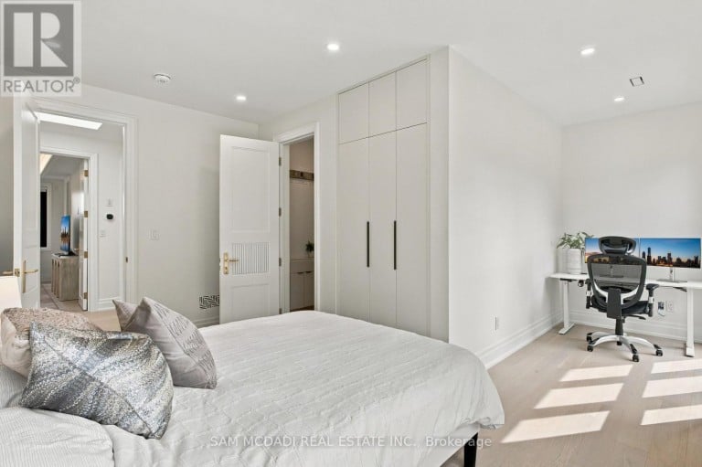 6 NORTH HILLS TERRACE, Toronto (Banbury-Don Mills), Ontario, M3C1M6