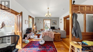 1316 KING STREET E Hamilton (Delta) Ontario photo 4