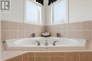 17 WHITE CRESCENT Barrie (Holly) Ontario photo 20