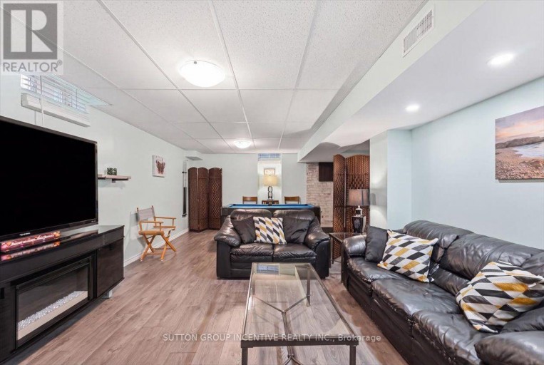 17 WHITE CRESCENT, Barrie (Holly), Ontario, L4N5Z9