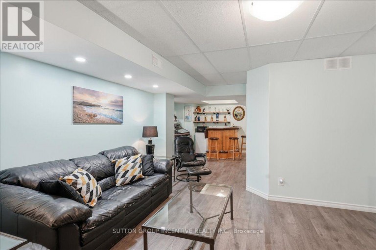 17 WHITE CRESCENT, Barrie (Holly), Ontario, L4N5Z9