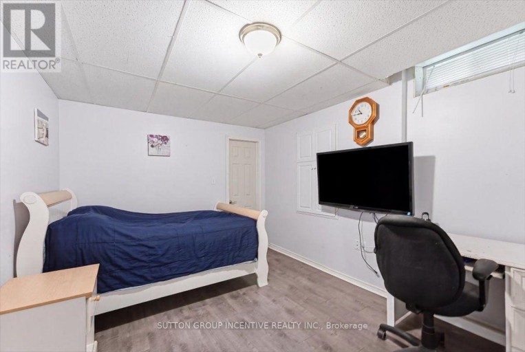 17 WHITE CRESCENT, Barrie (Holly), Ontario, L4N5Z9