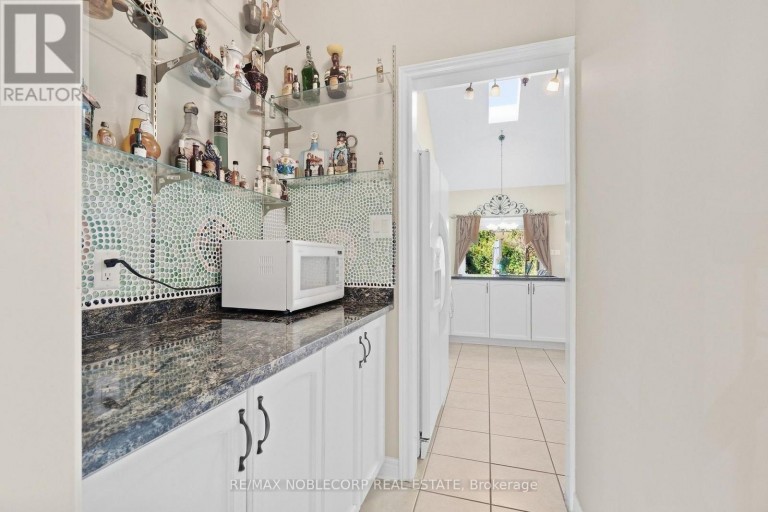 15 WOODLAND TRAIL COURT, Vaughan (Islington Woods), Ontario, L4L9H9
