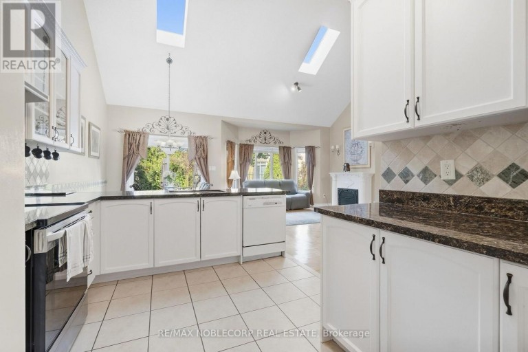 15 WOODLAND TRAIL COURT, Vaughan (Islington Woods), Ontario, L4L9H9
