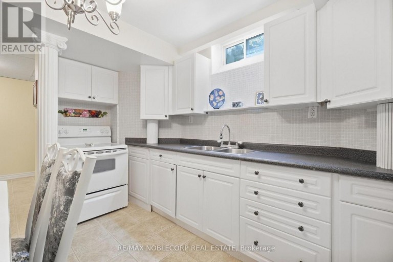 15 WOODLAND TRAIL COURT, Vaughan (Islington Woods), Ontario, L4L9H9