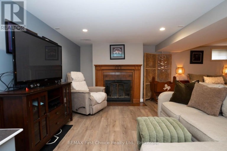 96 STARDUST CRESCENT, Thunder Bay (Grandview), Ontario, P7A6G8