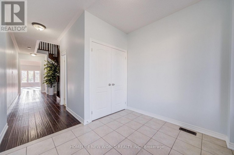 146 ART WEST AVENUE, Newmarket (Woodland Hill), Ontario, L3X0C1