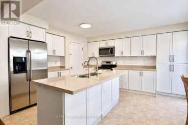 3 CHUDLEIGH AVENUE Brampton (Credit Valley) Ontario photo 2