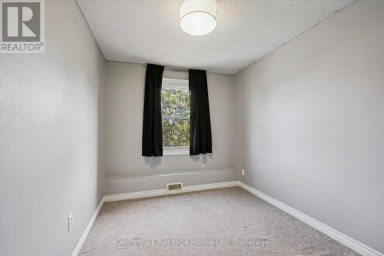 279 STRATHALLAN STREET Centre Wellington (Fergus) Ontario photo 23