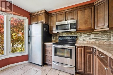 279 STRATHALLAN STREET Centre Wellington (Fergus) Ontario photo 9
