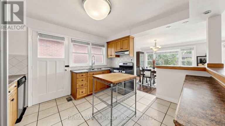 32 ALLONSIUS DRIVE, Toronto (Eringate-Centennial-West Deane), Ontario, M9C3N5