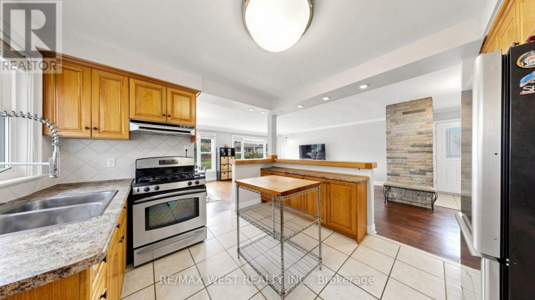 32 ALLONSIUS DRIVE, Toronto (Eringate-Centennial-West Deane), Ontario, M9C3N5