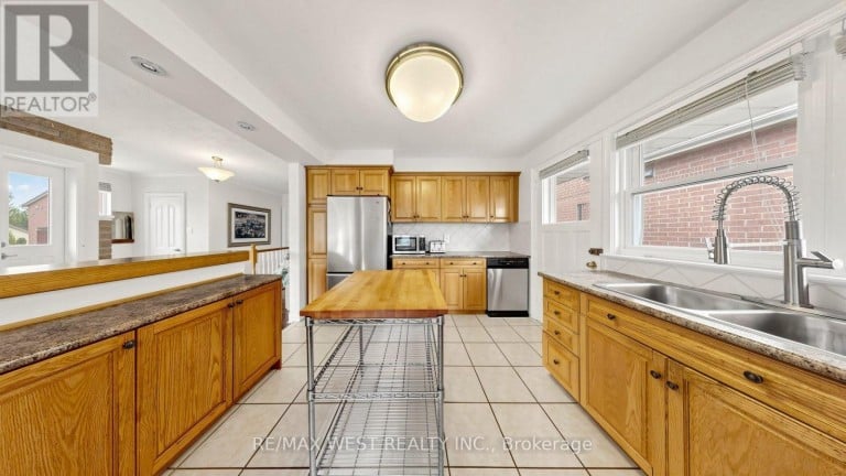 32 ALLONSIUS DRIVE, Toronto (Eringate-Centennial-West Deane), Ontario, M9C3N5