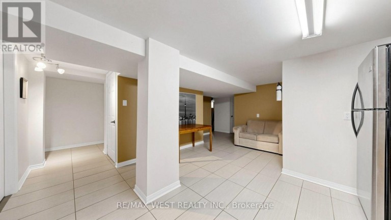 32 ALLONSIUS DRIVE, Toronto (Eringate-Centennial-West Deane), Ontario, M9C3N5