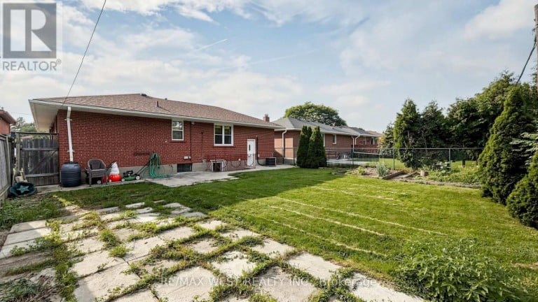 32 ALLONSIUS DRIVE, Toronto (Eringate-Centennial-West Deane), Ontario, M9C3N5