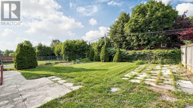 32 ALLONSIUS DRIVE, Toronto (Eringate-Centennial-West Deane), Ontario, M9C3N5