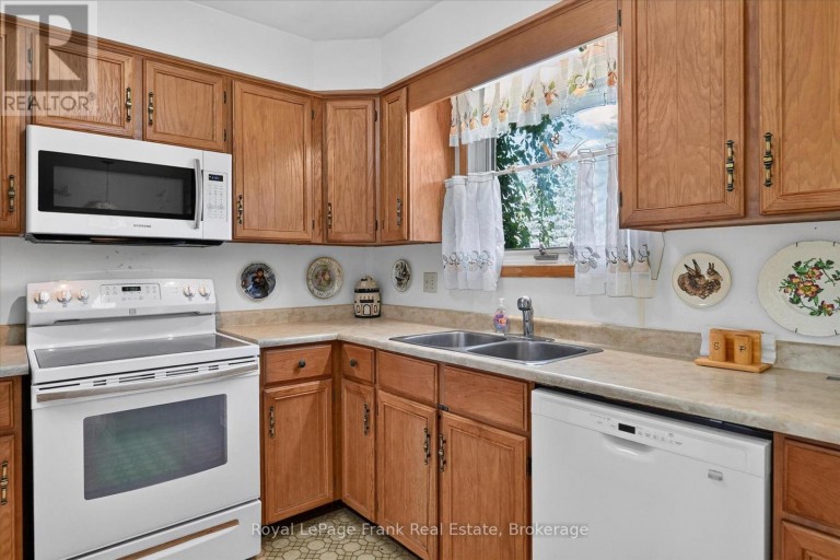 87 OAKWOOD CRESCENT, Peterborough (Monaghan Ward 2), Ontario, K9J1N2