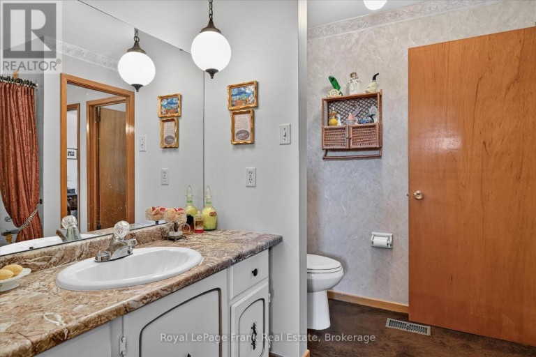 87 OAKWOOD CRESCENT, Peterborough (Monaghan Ward 2), Ontario, K9J1N2