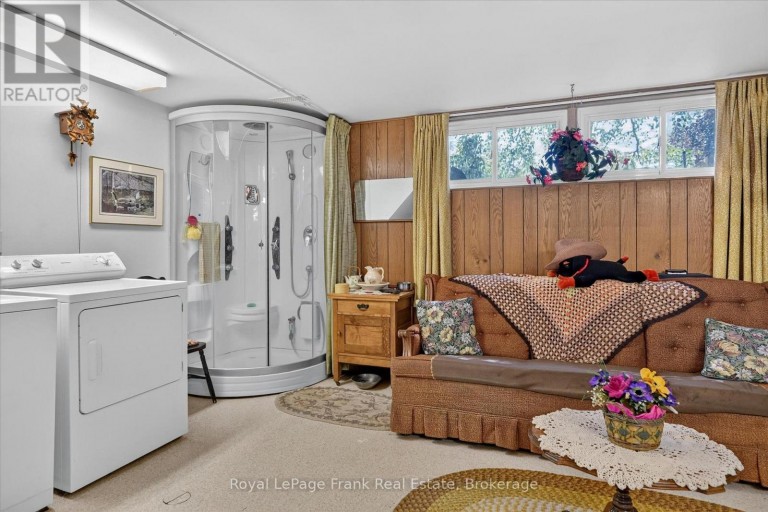 87 OAKWOOD CRESCENT, Peterborough (Monaghan Ward 2), Ontario, K9J1N2