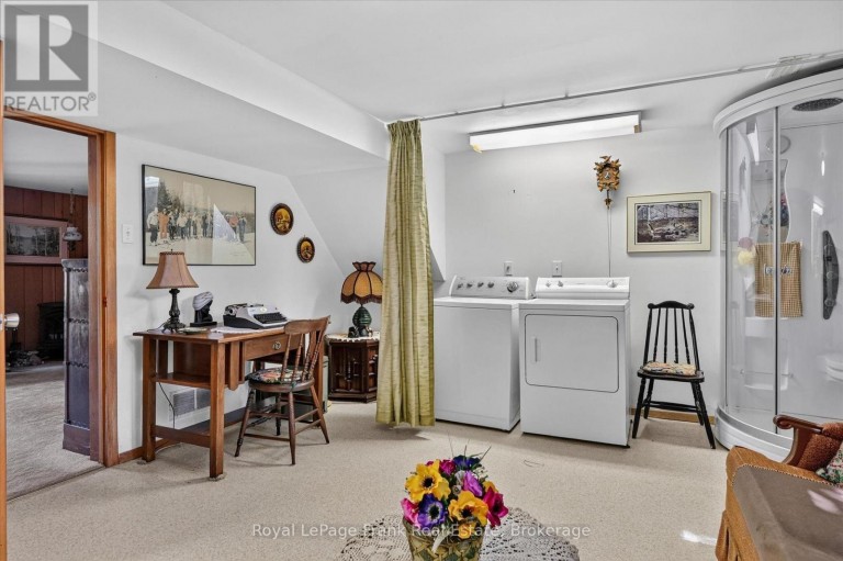 87 OAKWOOD CRESCENT, Peterborough (Monaghan Ward 2), Ontario, K9J1N2