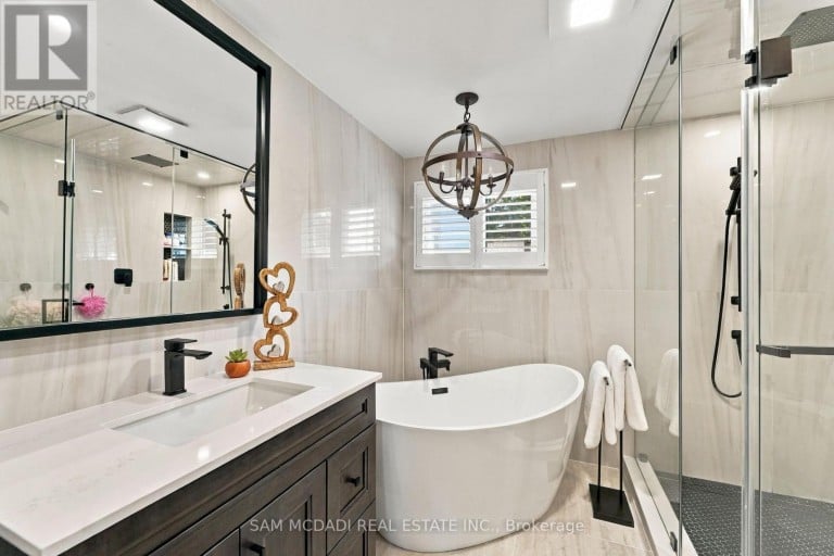 22 BYWOOD CRESCENT, Hamilton (Stoney Creek Mountain), Ontario, L8J1G8