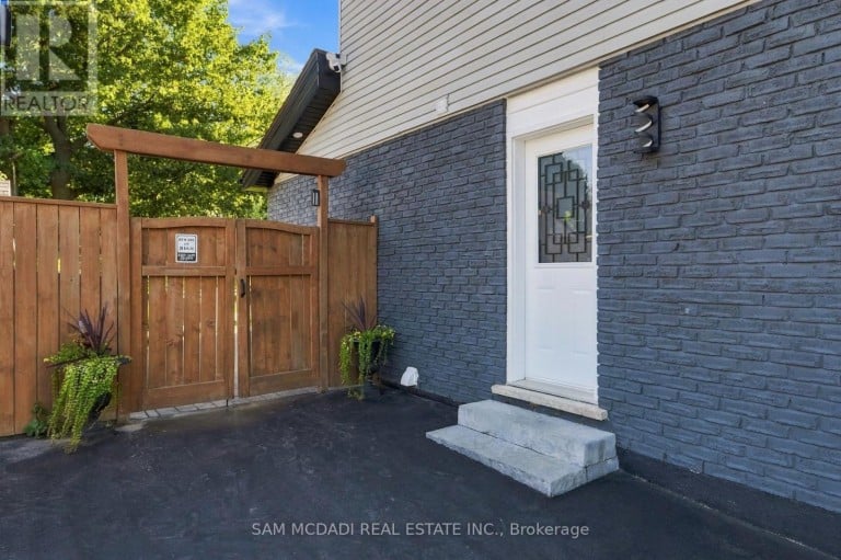 22 BYWOOD CRESCENT, Hamilton (Stoney Creek Mountain), Ontario, L8J1G8