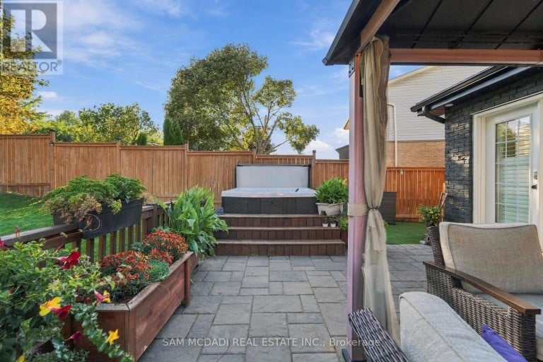 22 BYWOOD CRESCENT, Hamilton (Stoney Creek Mountain), Ontario, L8J1G8