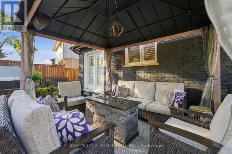 22 BYWOOD CRESCENT, Hamilton (Stoney Creek Mountain), Ontario, L8J1G8